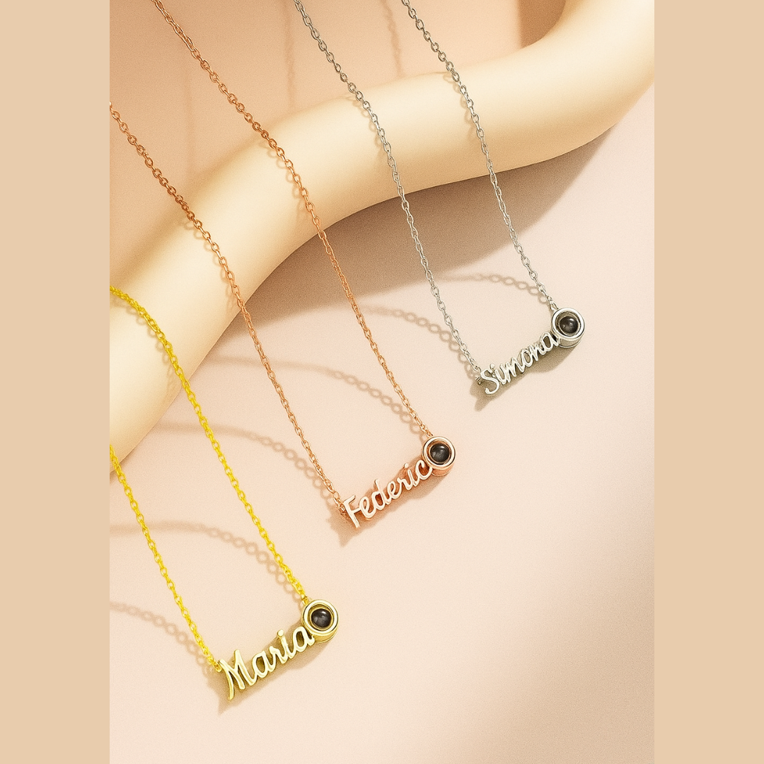 Collana con Nome Inciso e Proiezione Magica della Tua Foto.